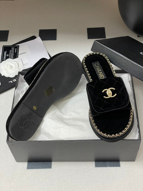 CC 25S Sandalo con fibbia e bordo a catena, in velluto nero 247585