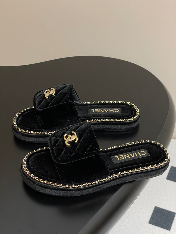 CC 25S Sandalo con fibbia e bordo a catena, in velluto nero 247585