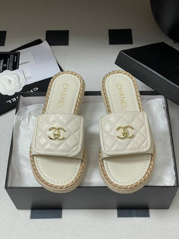 CC 25S Chain Ring Edge Buckle Bag Mule Sandal White Sheepskin 247587