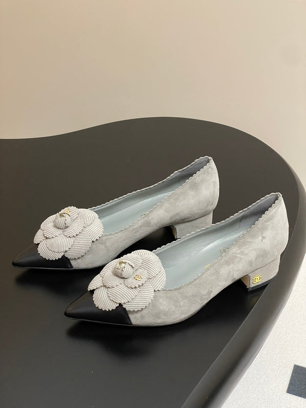 CC 25C Classic Camellia Scarpe con tacco alto a punta 35 mm in pelle scamosciata grigia 247611