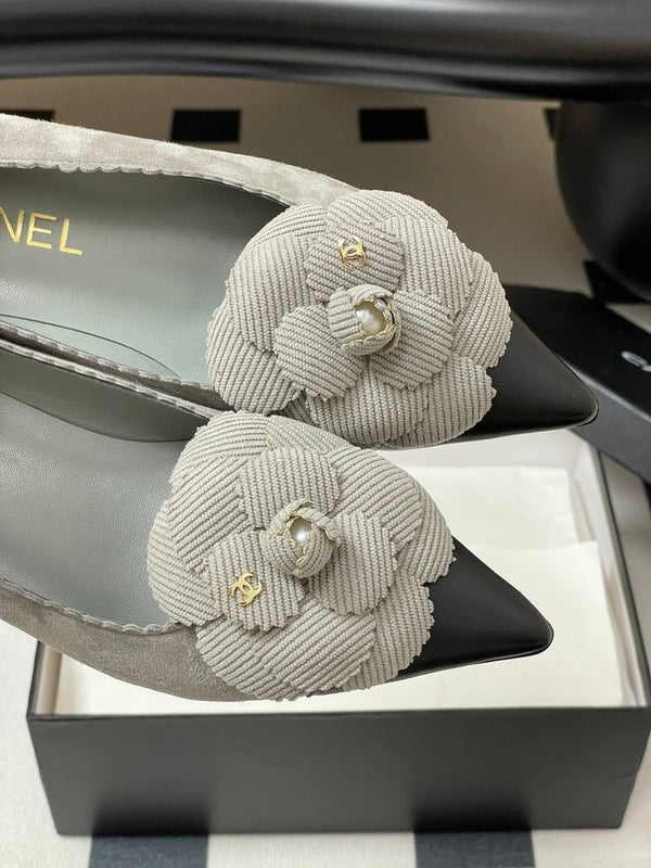 CC 25C Classic Camellia Scarpe con tacco alto a punta 35 mm in pelle scamosciata grigia 247611