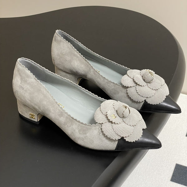 CC 25C Classic Camellia Scarpe con tacco alto a punta 35 mm in pelle scamosciata grigia 247611