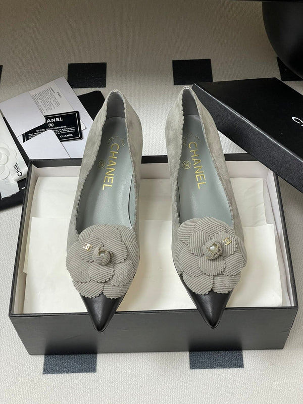 CC 25C Classic Camellia Scarpe con tacco alto a punta 35 mm in pelle scamosciata grigia 247611