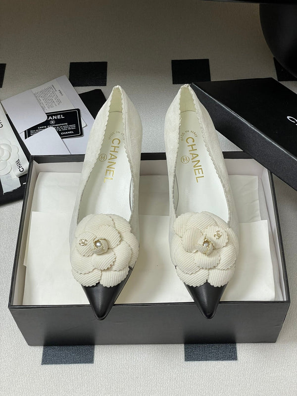 CC 25C Classic Camellia Scarpe con tacco alto a punta 35 mm in pelle scamosciata bianca 247613