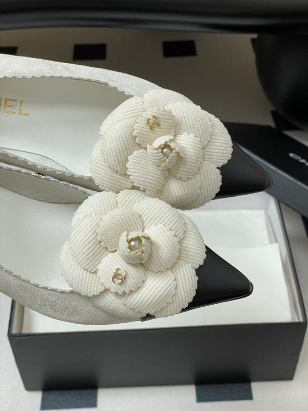 CC 25C Classic Camellia Scarpe con tacco alto a punta 35 mm in pelle scamosciata bianca 247613