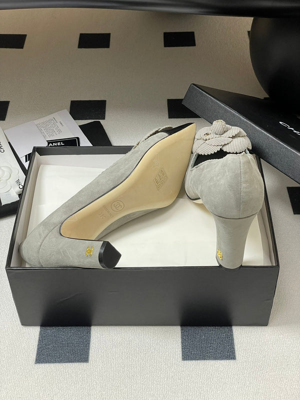 CC 25C Classic Camellia Scarpe con tacco alto a punta 85mm in pelle scamosciata grigia 247615