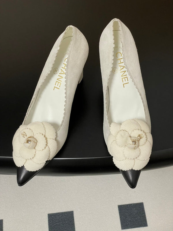 CC 25C Classic Camellia Scarpe con tacco alto a punta 85mm in pelle scamosciata bianca 247616