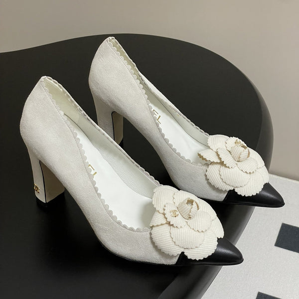 CC 25C Classic Camellia Scarpe con tacco alto a punta 85mm in pelle scamosciata bianca 247616