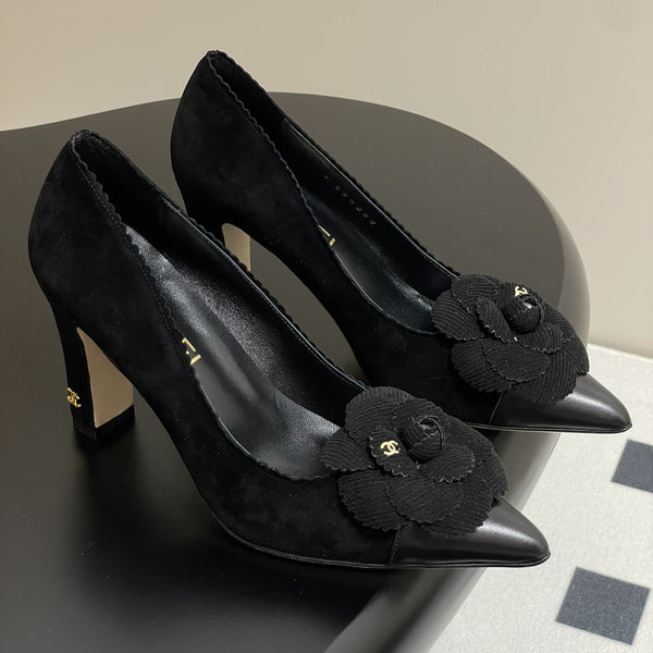 CC 25C Classic Camellia Scarpe con tacco alto a punta 85mm in pelle scamosciata nera 247617