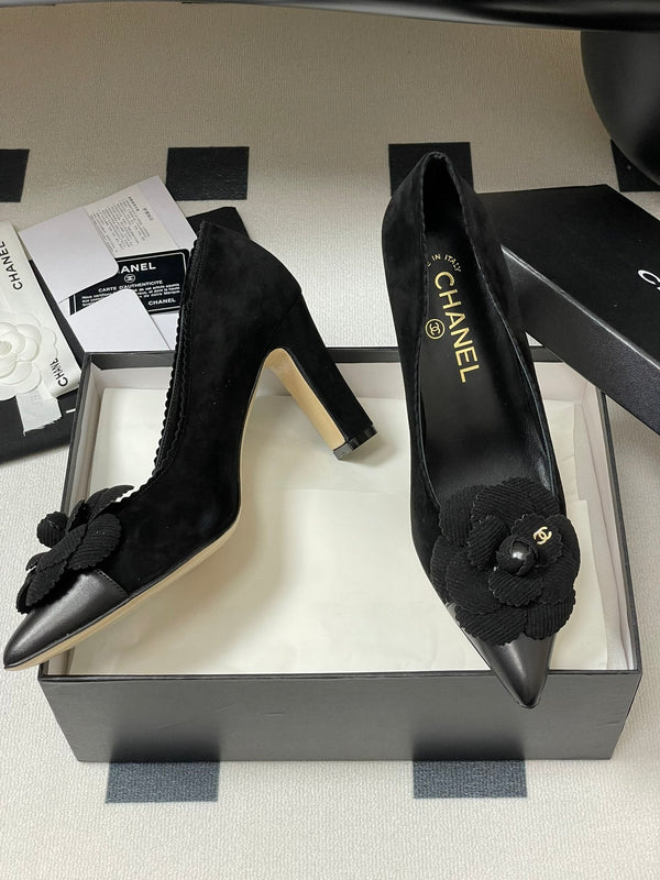 CC 25C Classic Camellia Scarpe con tacco alto a punta 85mm in pelle scamosciata nera 247617