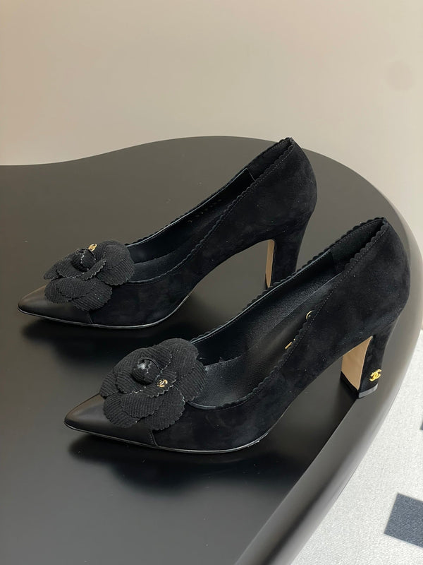 CC 25C Classic Camellia Scarpe con tacco alto a punta 85mm in pelle scamosciata nera 247617