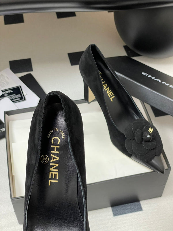 CC 25C Classic Camellia Scarpe con tacco alto a punta 85mm in pelle scamosciata nera 247617