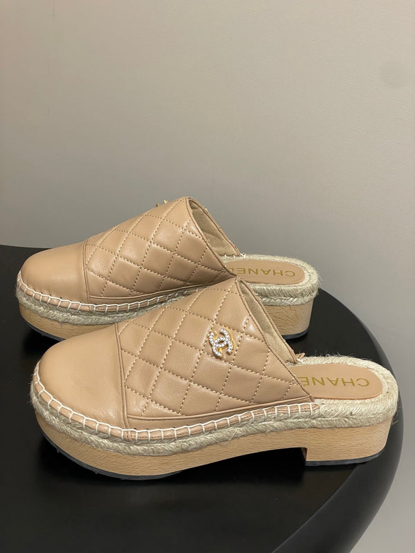 CC 25A Clog Slippers 40mm Beige Quilted Lambskin 393949