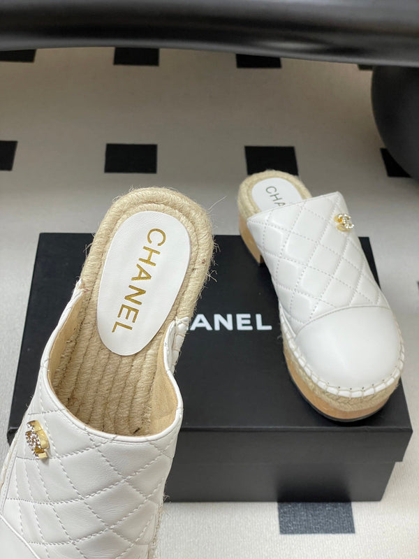 CC 25A Clog Slippers 40mm White Quilted Lambskin 393950