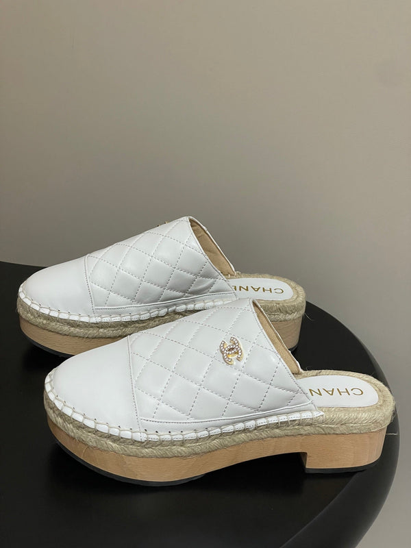CC 25A Clog Slippers 40mm White Quilted Lambskin 393950