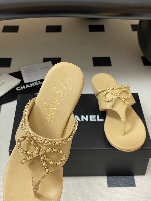 CC 25B Chain Bow Flip-flops Beige Sheepskin 393985