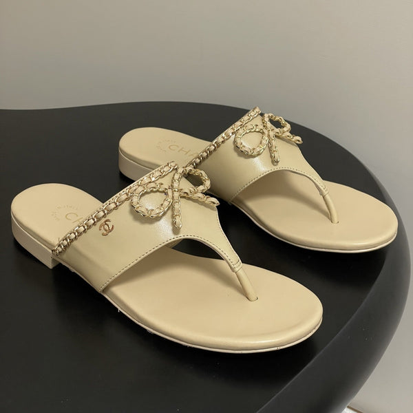 CC 25B Chain Bow Flip-flops Beige Sheepskin 393985