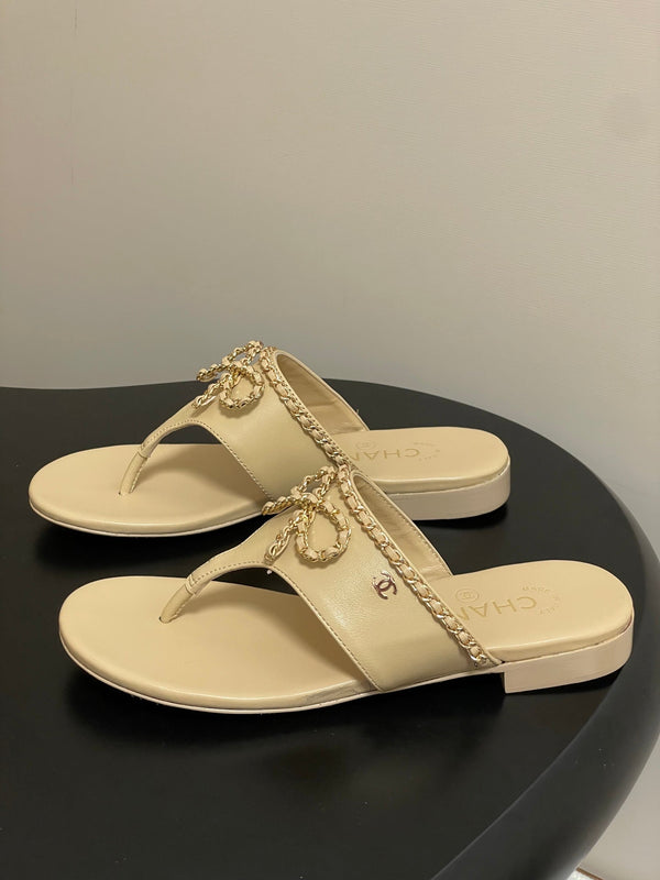 CC 25B Chain Bow Flip-flops Beige Sheepskin 393985