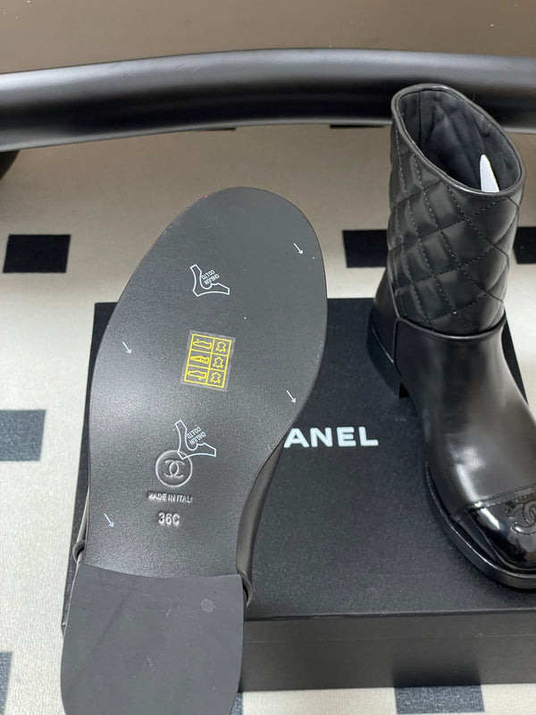 CC 25FW Double C Buckle Short Boot 25mm Black Sheepskin 423144