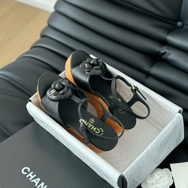 sandalo slingback con plateau in pelle di vitello nera con fiore