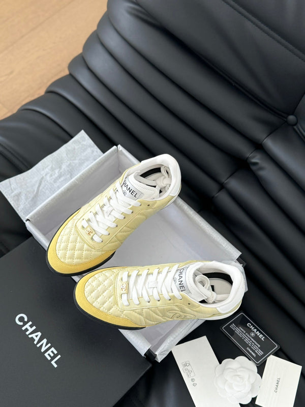 SNEAKER CC IN PELLE DI AGNELLO RICAMATA GIALLO CHIARO E BIANCO