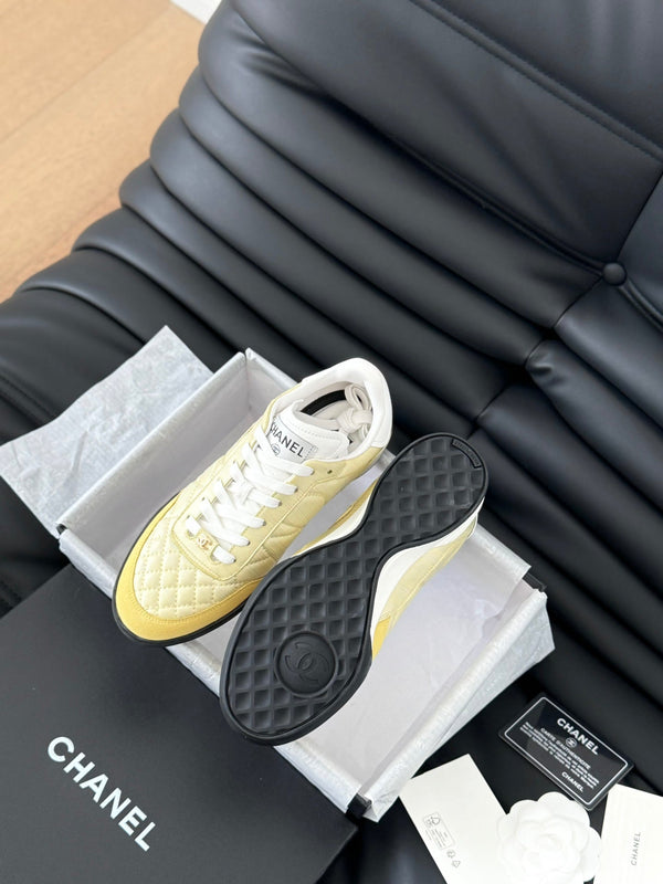 SNEAKER CC IN PELLE DI AGNELLO RICAMATA GIALLO CHIARO E BIANCO