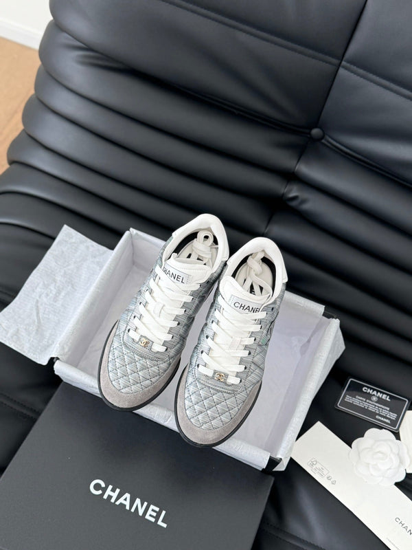 SNEAKER CC IN PELLE DI AGNELLO RICAMATA COLOR GRIGIO PERLA E BIANCO