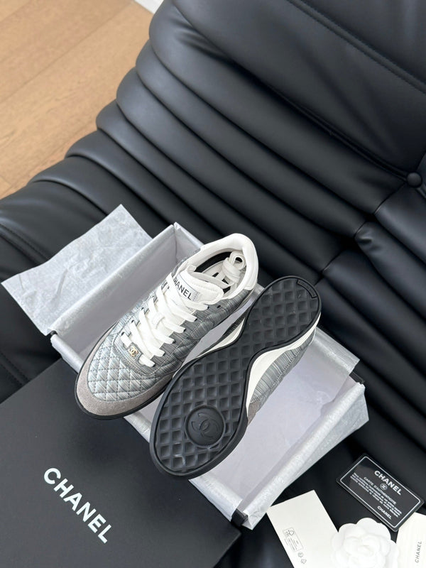 SNEAKER CC IN PELLE DI AGNELLO RICAMATA COLOR GRIGIO PERLA E BIANCO