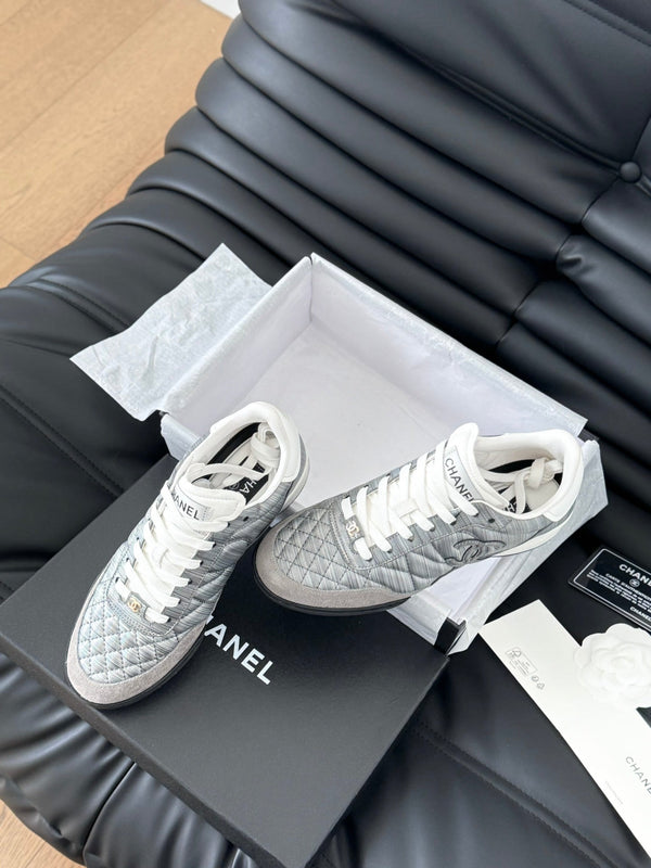 SNEAKER CC IN PELLE DI AGNELLO RICAMATA COLOR GRIGIO PERLA E BIANCO