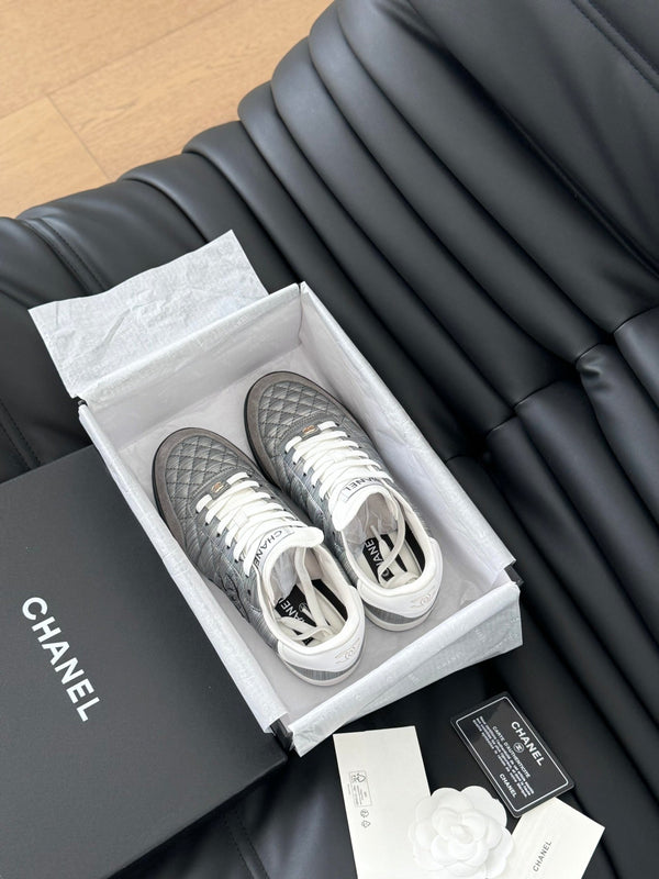 SNEAKER CC IN PELLE DI AGNELLO RICAMATA COLOR GRIGIO PERLA E BIANCO