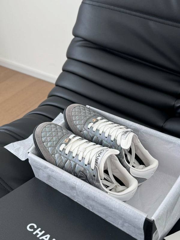 SNEAKER CC IN PELLE DI AGNELLO RICAMATA COLOR GRIGIO PERLA E BIANCO