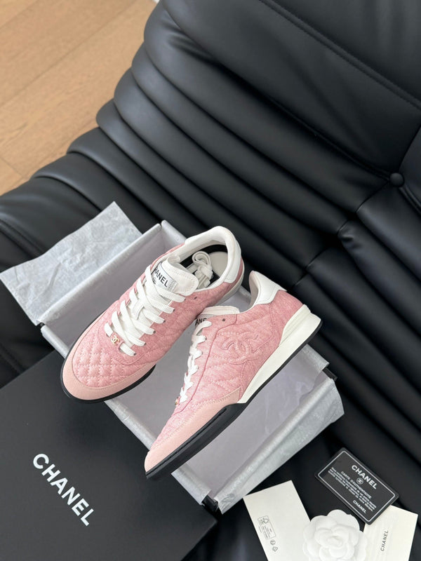 SNEAKER CC IN PELLE DI AGNELLO RICAMATA COLOR ROSA CHIARO E BIANCO