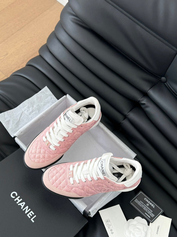 SNEAKER CC IN PELLE DI AGNELLO RICAMATA COLOR ROSA CHIARO E BIANCO