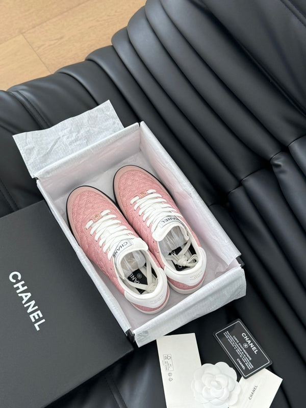 SNEAKER CC IN PELLE DI AGNELLO RICAMATA COLOR ROSA CHIARO E BIANCO