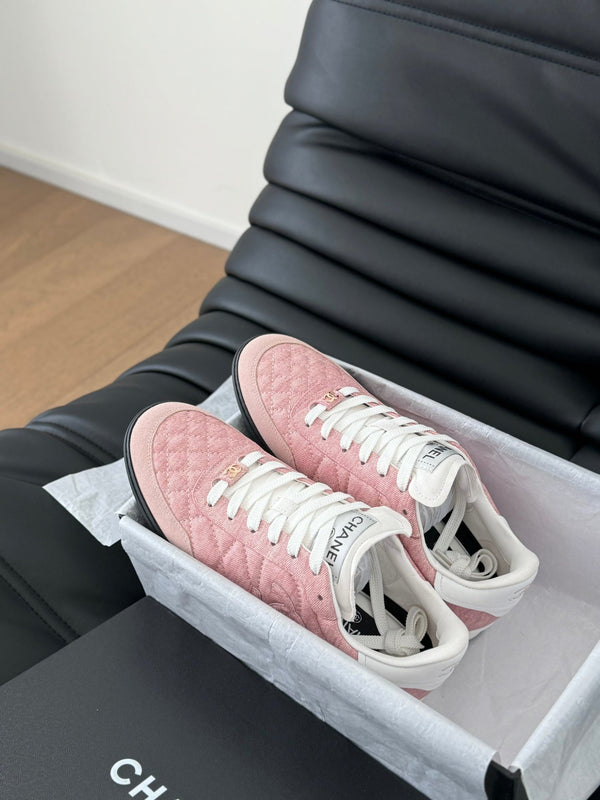 SNEAKER CC IN PELLE DI AGNELLO RICAMATA COLOR ROSA CHIARO E BIANCO