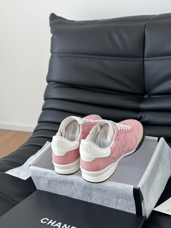 SNEAKER CC IN PELLE DI AGNELLO RICAMATA COLOR ROSA CHIARO E BIANCO