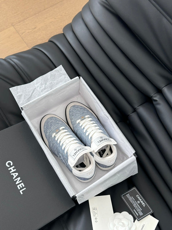 SNEAKER CC IN PELLE DI AGNELLO RICAMATA BIANCA E AZZURRA