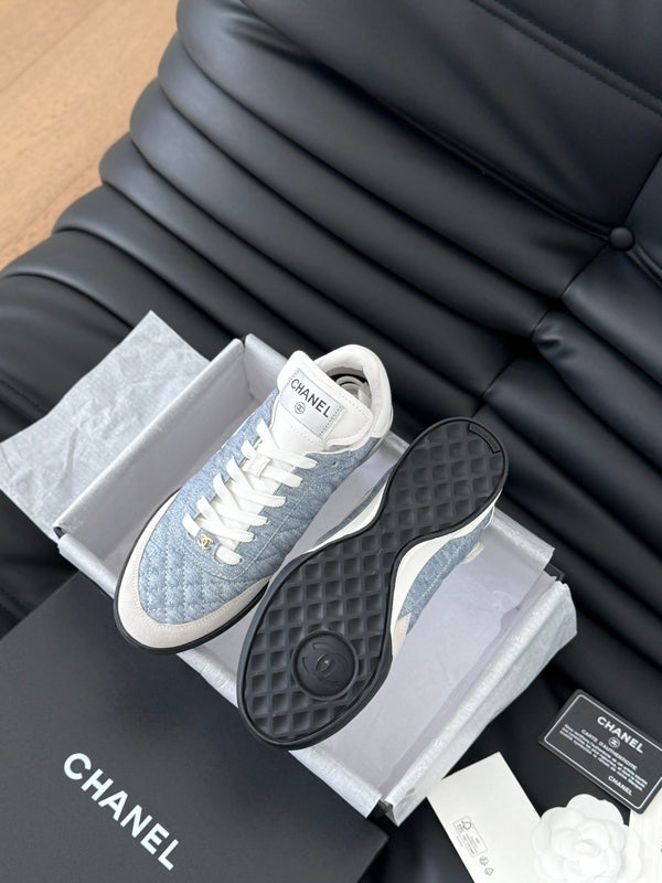 SNEAKER CC IN PELLE DI AGNELLO RICAMATA BIANCA E AZZURRA