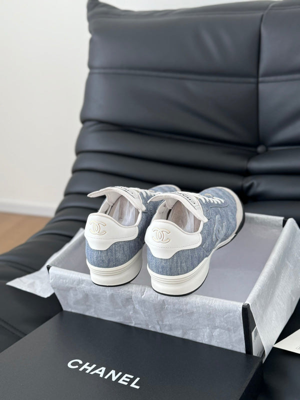 SNEAKER CC IN PELLE DI AGNELLO RICAMATA BIANCA E AZZURRA