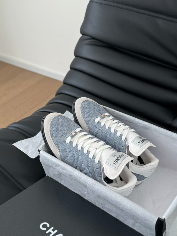 SNEAKER CC IN PELLE DI AGNELLO RICAMATA BIANCA E AZZURRA