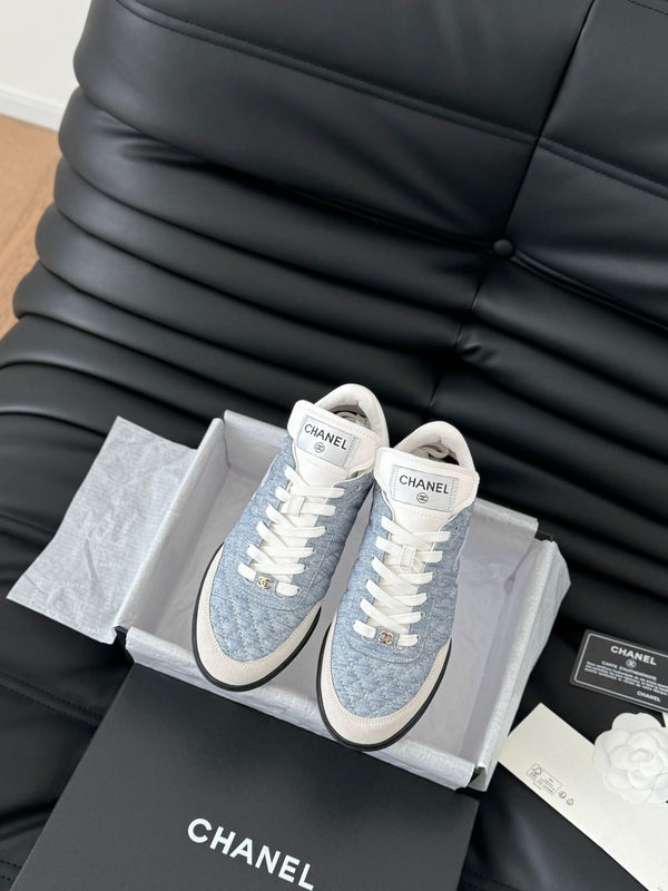 SNEAKER CC IN PELLE DI AGNELLO RICAMATA BIANCA E AZZURRA