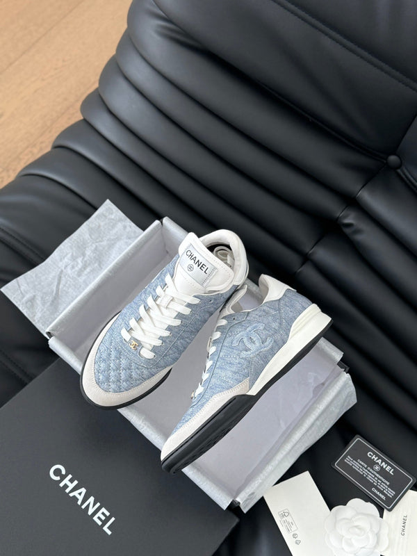 SNEAKER CC IN PELLE DI AGNELLO RICAMATA BIANCA E AZZURRA