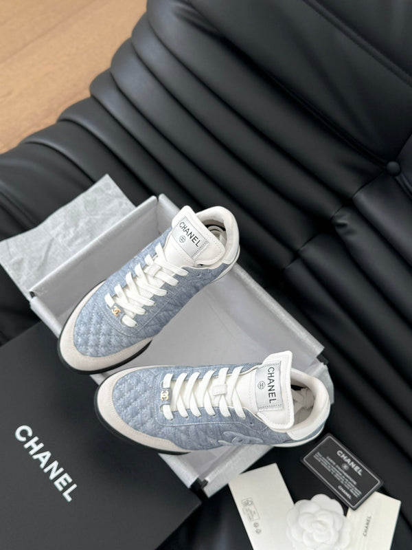 SNEAKER CC IN PELLE DI AGNELLO RICAMATA BIANCA E AZZURRA