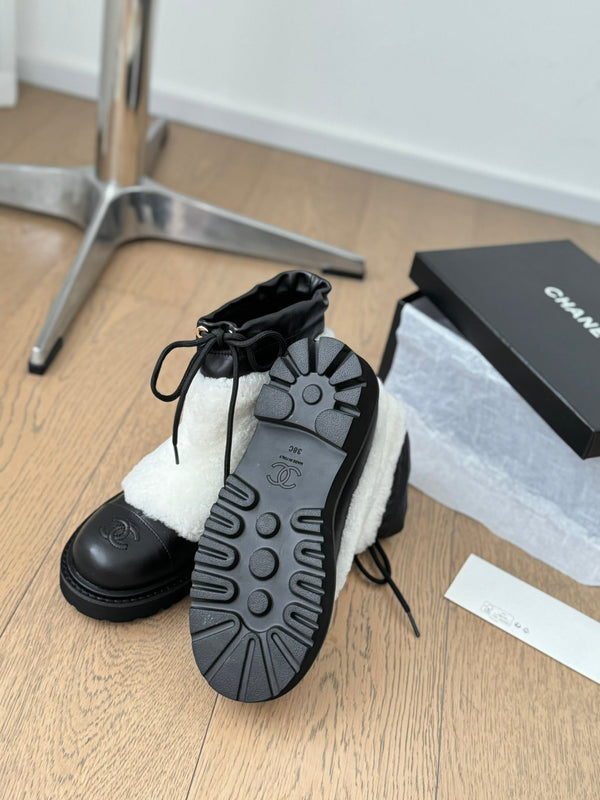 CC CHUNKY BOOTS IN WHITE SMOOTH FLEECE AND BLACK CALFSKIN