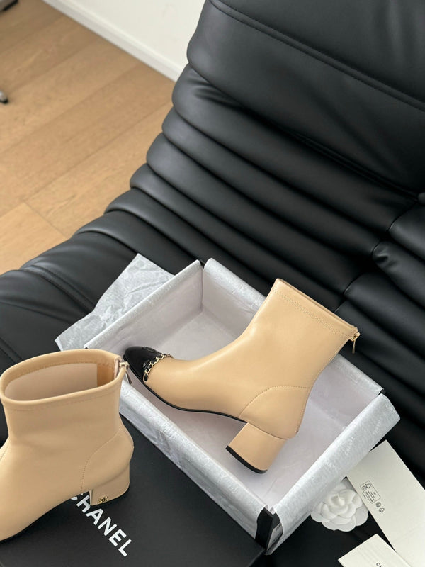 Stivaletto CC in pelle di vitello beige e vernice nera