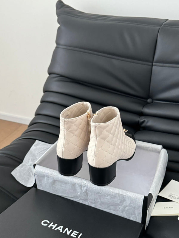 STIVALI CC CORTI 65 MM IN PELLE DI AGNELLO CON MOTIVO TRAPUNTATO BIANCO E NERO