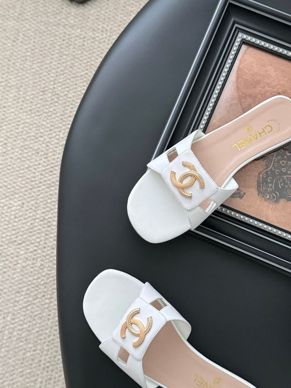 CC 25 Slippers White Cowhide 305284