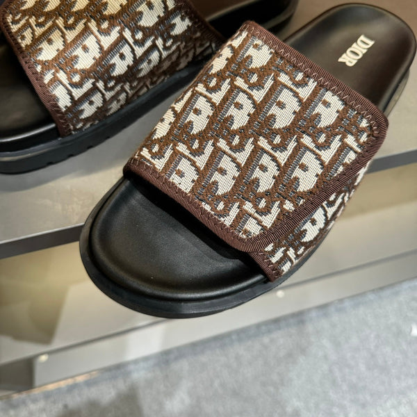 Pantofola con cinturino in velcro CD color ruggine JACQUARD