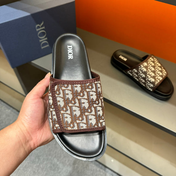 Pantofola con cinturino in velcro CD color ruggine JACQUARD