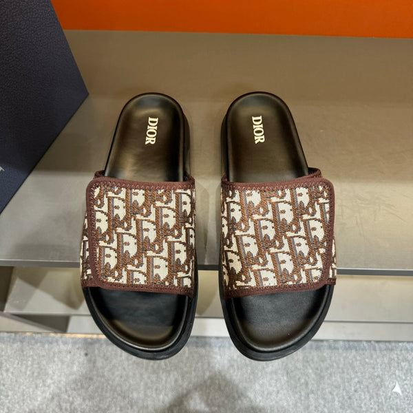 Pantofola con cinturino in velcro CD color ruggine JACQUARD